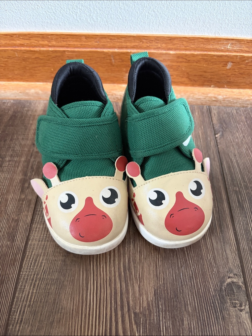 Ikiki Giraffe Squeak Shoes Size 7